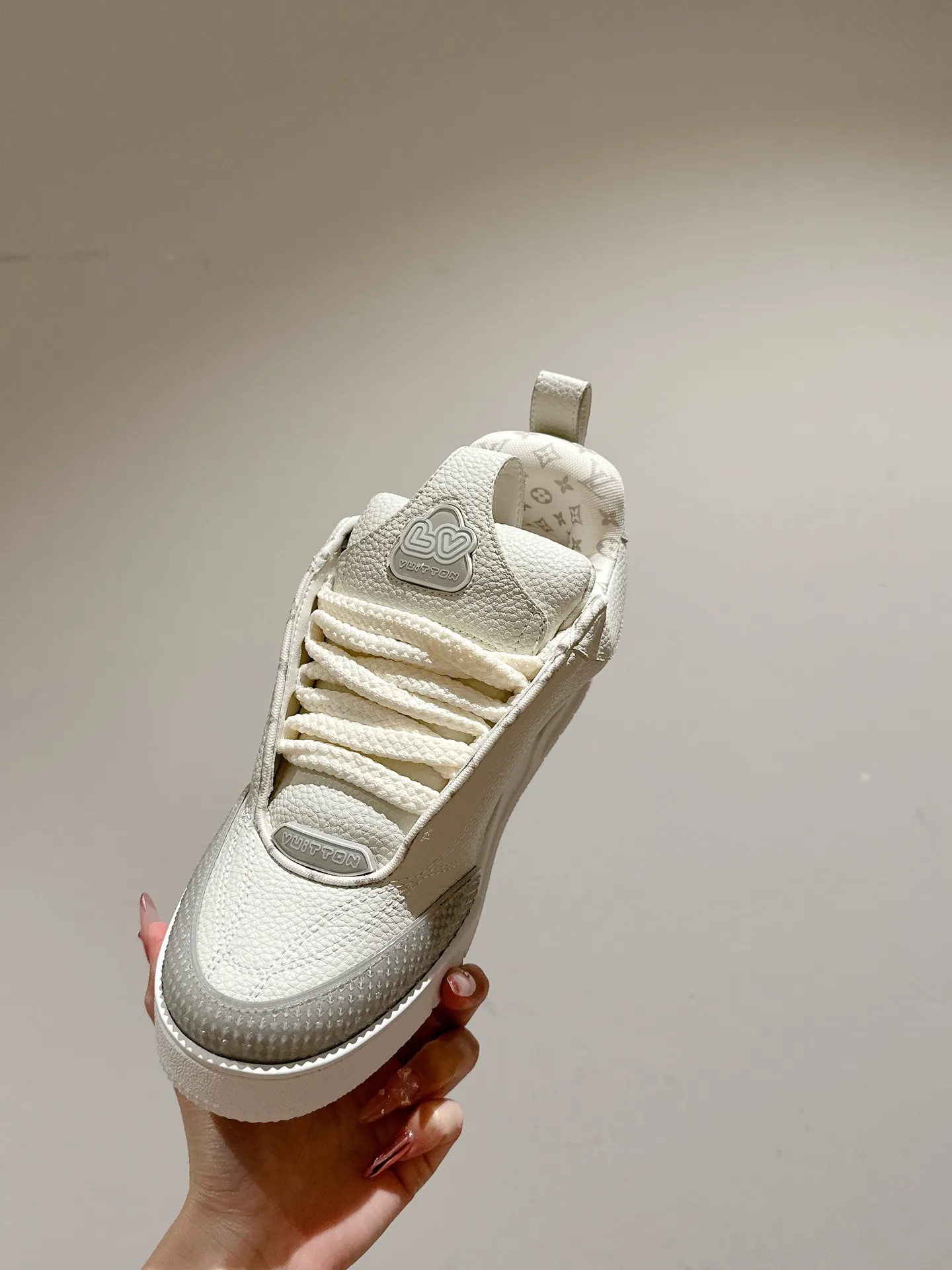 👟👟Ex-factory price 800👟👟 LV donkey brand L SKATE series latest color matching Tariner sneakers four-leaf clover skate shoes couple style retro basketball shoes original purchase development and production This LV Skate sneaker is decorated with colorful details on the grained cow leather shoe body, echoing the leather goods and ready-to-wear series of the season. A gradient Monogram flower blooms on the side of the sneaker. The padded tongue and Mini Monogram fabric-lined collar show the inspiration of skate shoes in the 1990s ▪️Material: original customized first-layer cowhide ▪️Inner lining: imported breathable mesh ▪️Sole: original open-molded non-slip TPU material ▪️Sole thickness: 3.5cm ▪️Size: Female 35-40 Male 39-44 (Female 41, Male 45.46 customized, non-returnable)